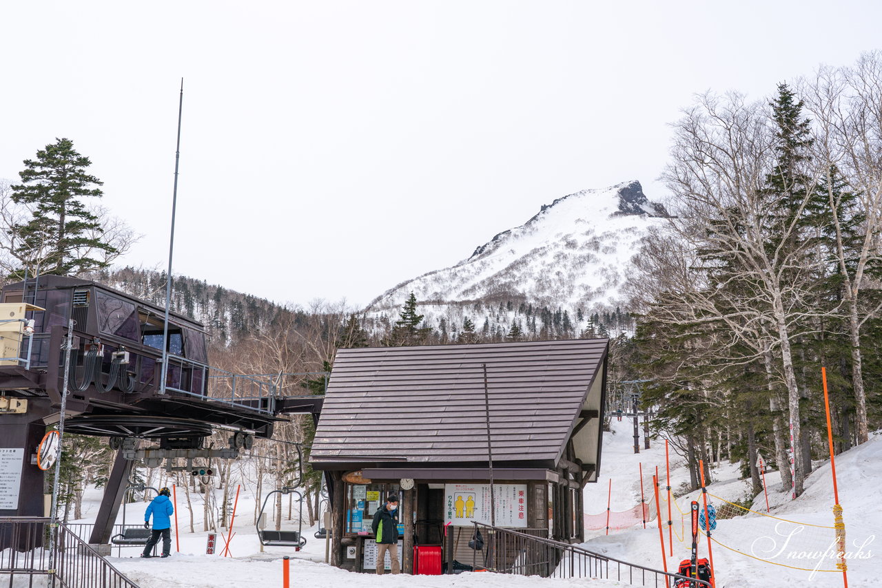 大雪山層雲峡・黒岳ロープウェイスキー場　本日の積雪 310cm。神々の遊ぶ庭でのんびり春スキー＆スノーボードを楽しみましょう♪